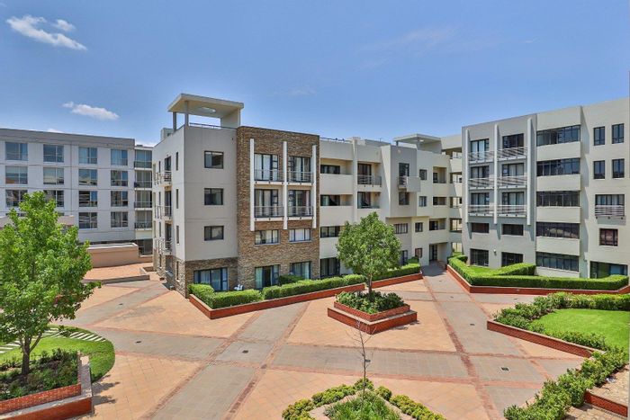 For Sale: Apartment in Bedford Gardens with 2 bedrooms, secure parking, and concierge.