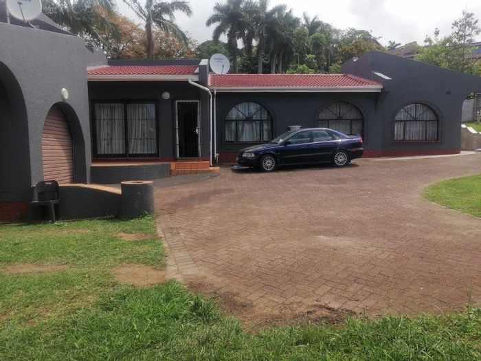 For Sale: Marburg House with 3 bedrooms, 2 bathrooms, ample parking, and Jojo tank.