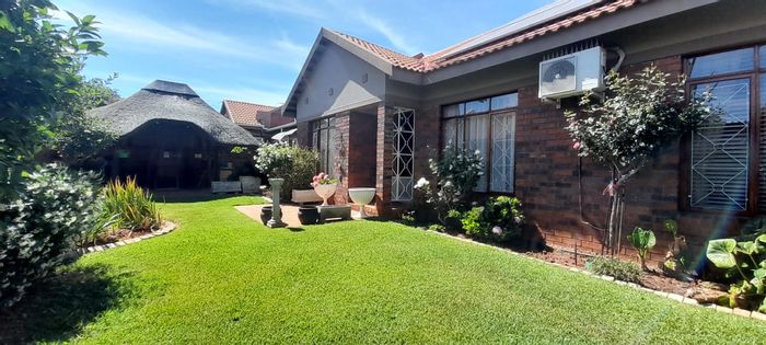 Flamwood Townhouse For Sale: 3 beds, solar system, Lapa, private courtyard.