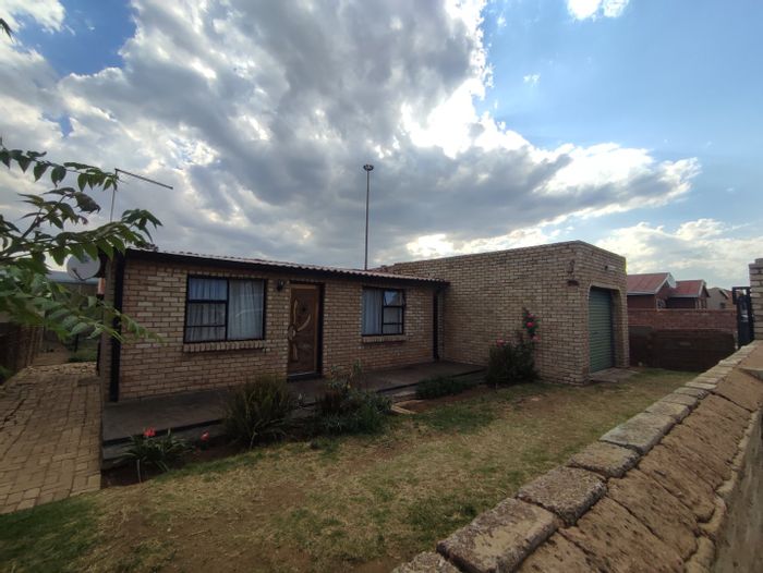 House for Sale in Kwa Thema: Spacious kitchen, garage, close to amenities.