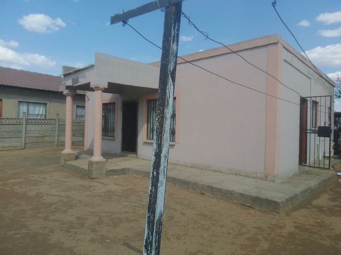 For Sale: House in Geluksdal Ext 2 with yard, kitchen, and sitting room.