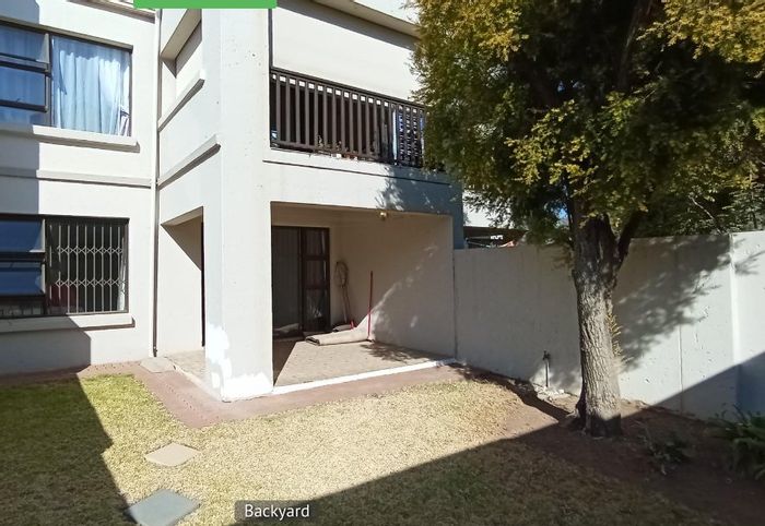 Sunninghill Apartment To Rent: 1 bed, private garden, 24/7 security, close to amenities.