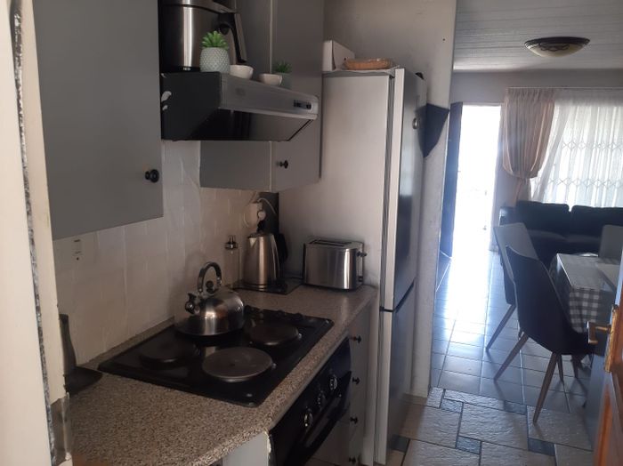 Isandovale Apartment To Rent: 2 beds, pool, garden, parking, pets allowed.