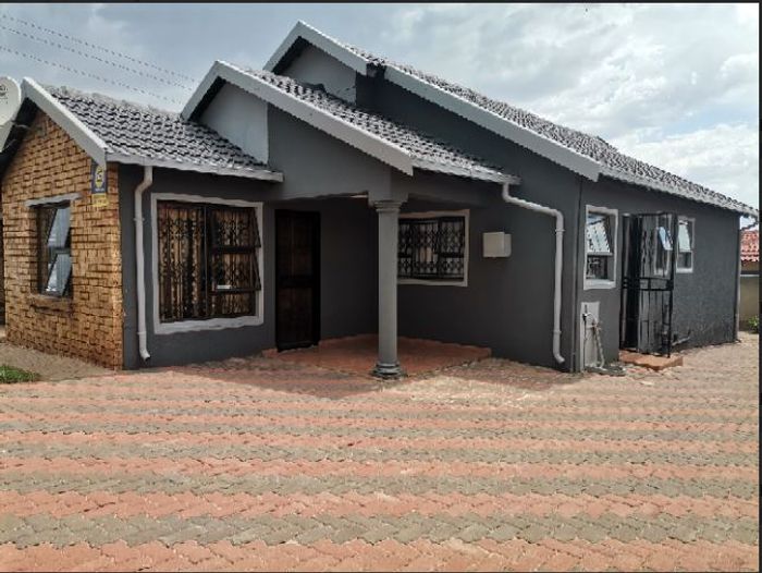 For Sale: 3-bed, 2-bath house in Clayville with open plan living and garage.