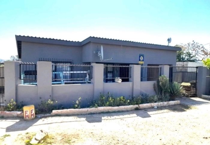 Blikkiesdorp House For Sale: 2 bedrooms, garage, FLISP benefits, closed yard.