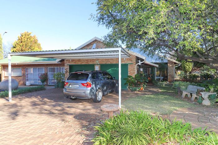 4-bedroom house with carports, veranda, and water tanks in Orkney Central To Rent.