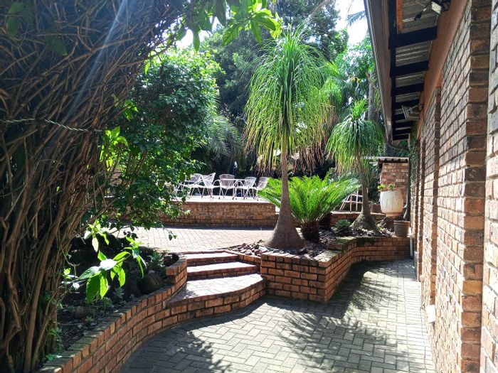 Huttenheights House For Sale: 5 bedrooms, heated pool, ideal for entertaining.