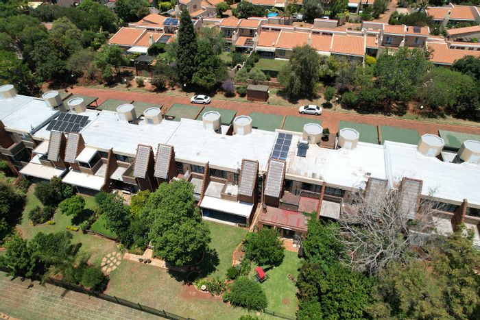 Lynnwood Manor Townhouse For Sale: 3 beds, garden, solar power, ideal location.