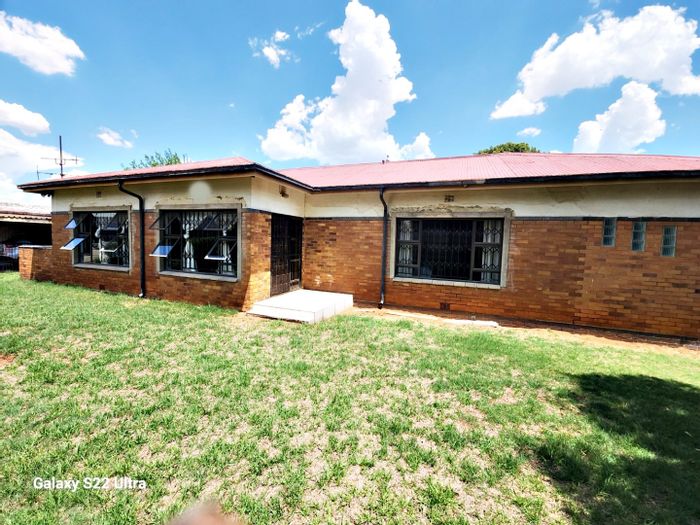 Gerdview House For Sale: 3 bedrooms, cottage, secure yard, ample parking.