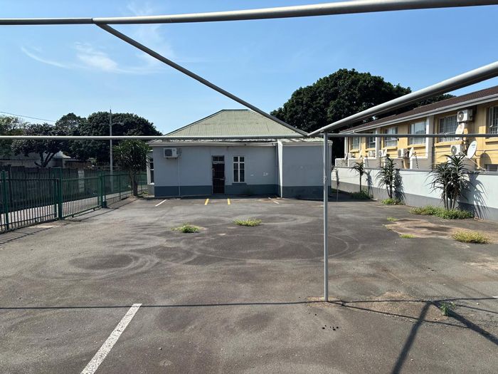 Commercial office for sale in Bulwer: dual access, ample parking, security features.