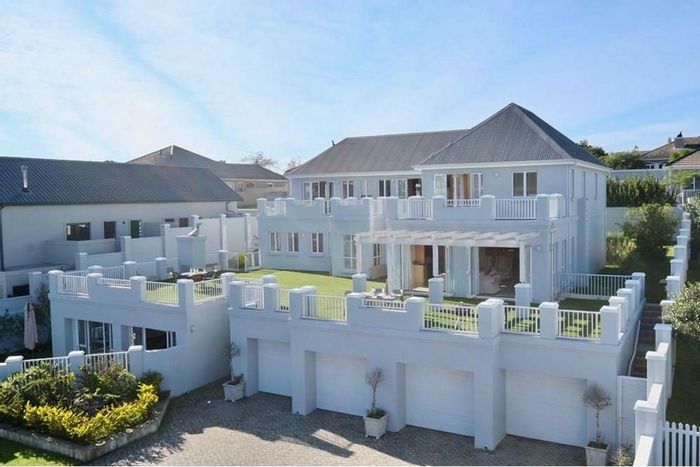 For Sale: House in Kingswood Golf Estate with pool, garages, and golf views.