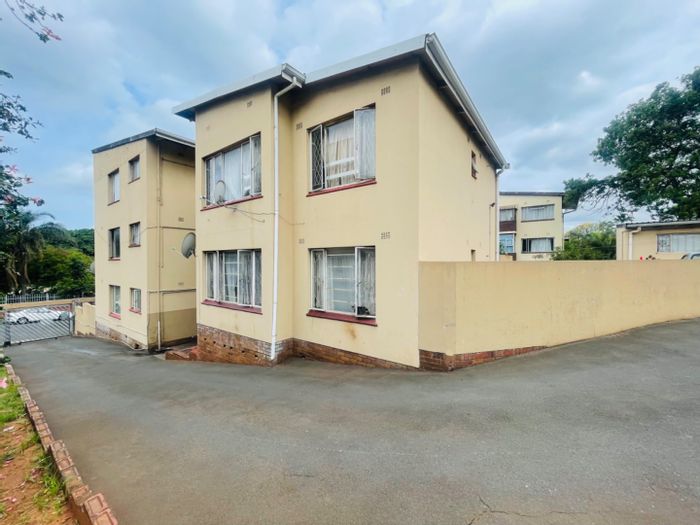 Affordable 2-bedroom apartment for sale in Umbilo, near transport and Queensmead Mall.