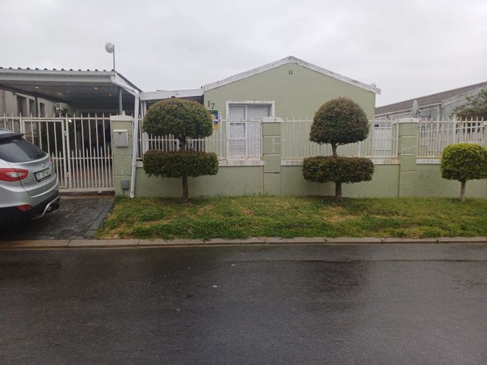 3 Bedroom house for sale in Groenheuwel with garage, garden, and en-suite.