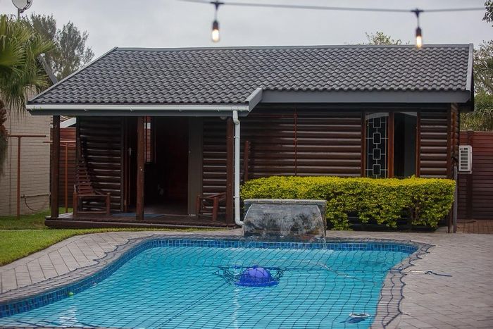 House for Sale in Meer En See: Pool, flatlet, boat storage, and solar amenities.