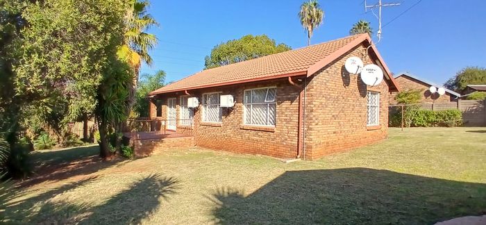 Heuweloord House For Sale: Three bedrooms, spacious garden, garage, and convenient location.