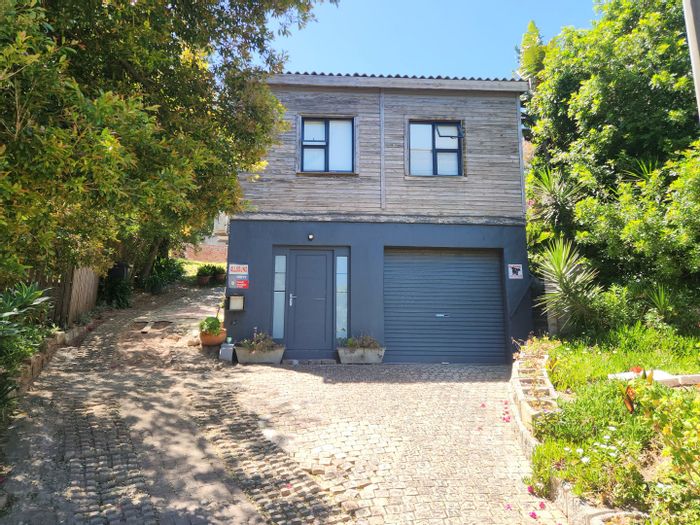 Knysna Heights House For Sale: 5 bedrooms, 4.5 bathrooms, garage, cottage potential.