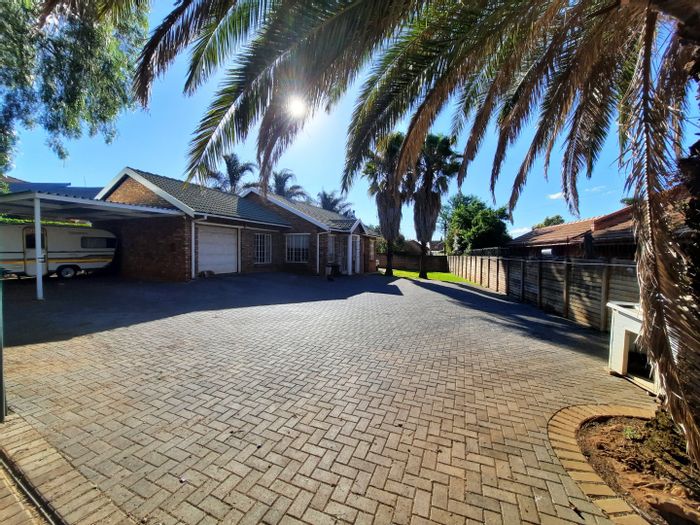 For Sale: Highveld House with 3 Bedrooms, Lapa, Garage, and Excellent Security.