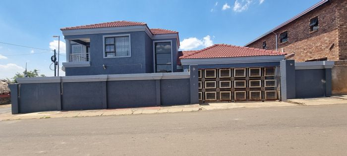 For Sale: 5 Bedroom House in Chiawelo with garage, garden, and braai area.