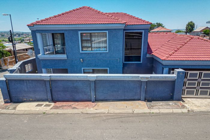 For Sale: 5 Bedroom House in Chiawelo with garage, garden, and braai area.