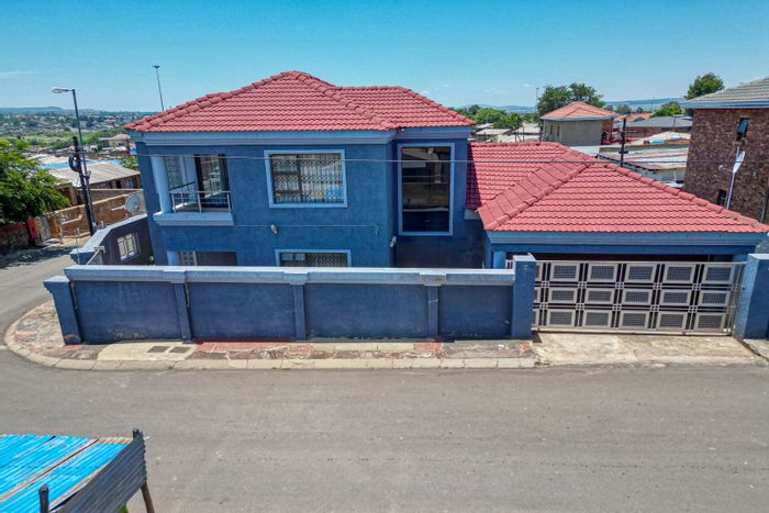 For Sale: 5 Bedroom House in Chiawelo with garage, garden, and braai area.