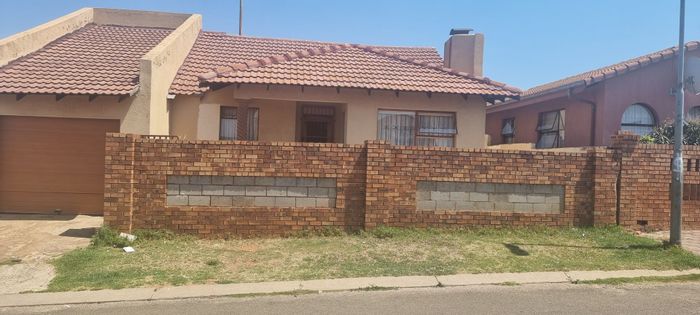 House for Sale in Protea North: 4 bedrooms, garage, near schools and transport.