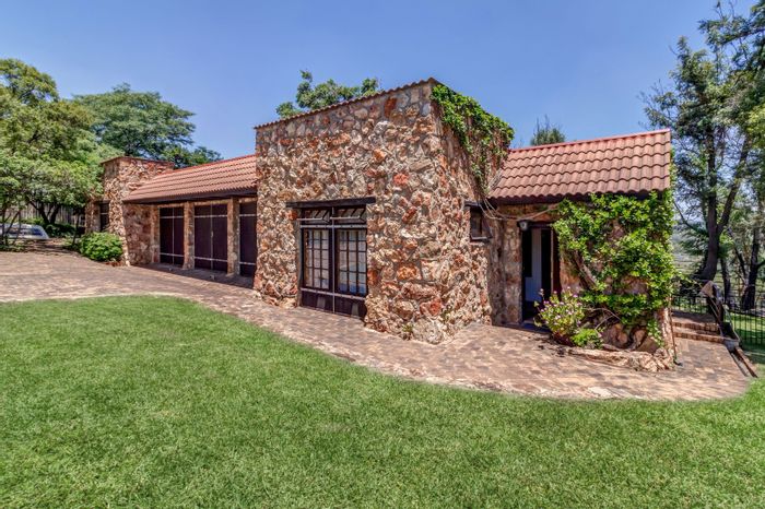 Rietfontein Ah Farm To Rent: 26 hectares, private patio, pre-paid electricity, free water.