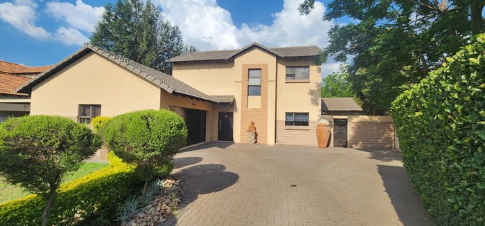 Raslouw Gardens House For Sale: Five bedrooms, pool, entertainment room, and amenities access.