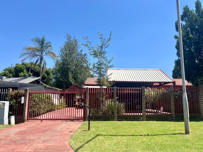 Garsfontein House For Sale: Spacious garden, pool, security features, family-friendly layout.