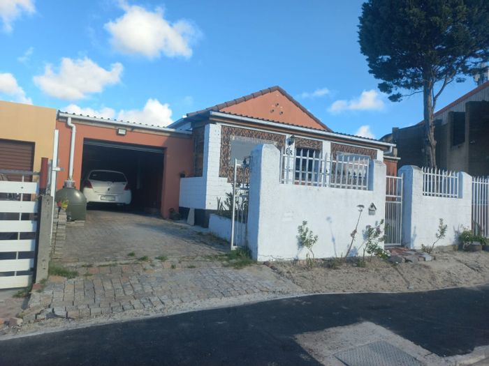 For Sale: Gaylee House with separate entrance, parking, indoor braai, and water tank.