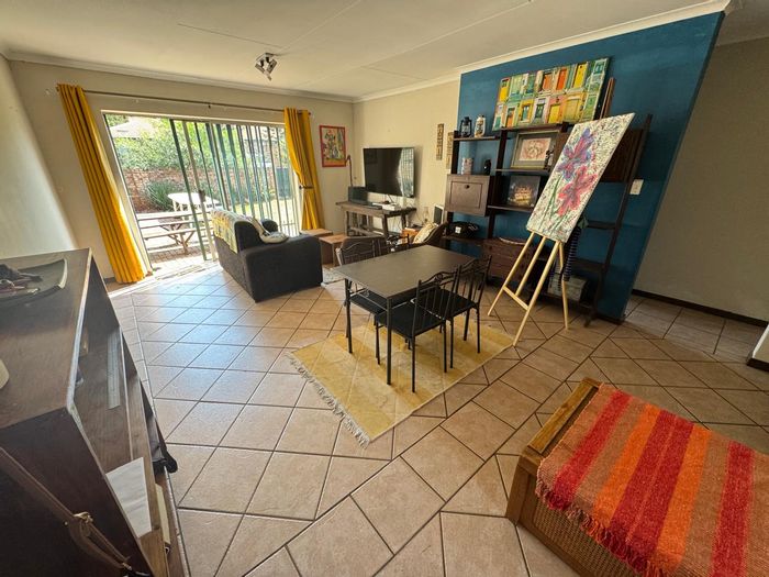 Die Hoewes Townhouse For Sale: 2 Bedrooms, pet-friendly, private garden, lock-up garage.