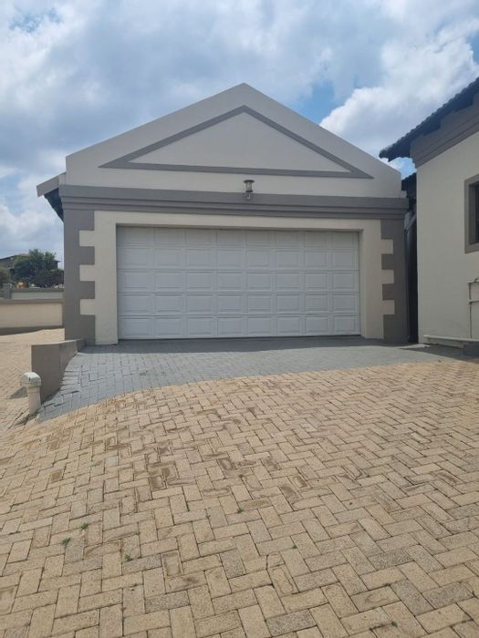 Doringkruin House For Sale: Secure complex, open-plan living, double garage access.