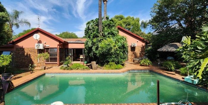 Eldoraigne House For Sale: 4 beds, pool, lapa, plus 1-bed flat.