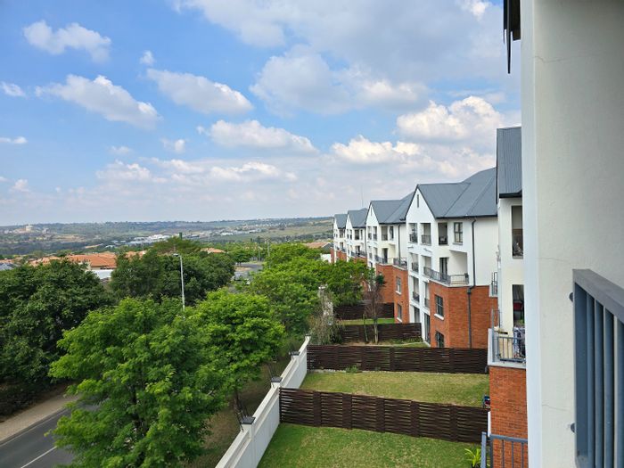 To Rent: Apartment in Greenstone Crest with gym, pool, and 24-hour security.