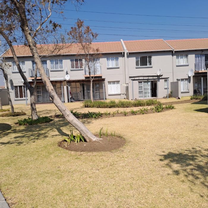 To Rent: Apartment in Greenstone Hill with 24Hr security, pool, and clubhouse.