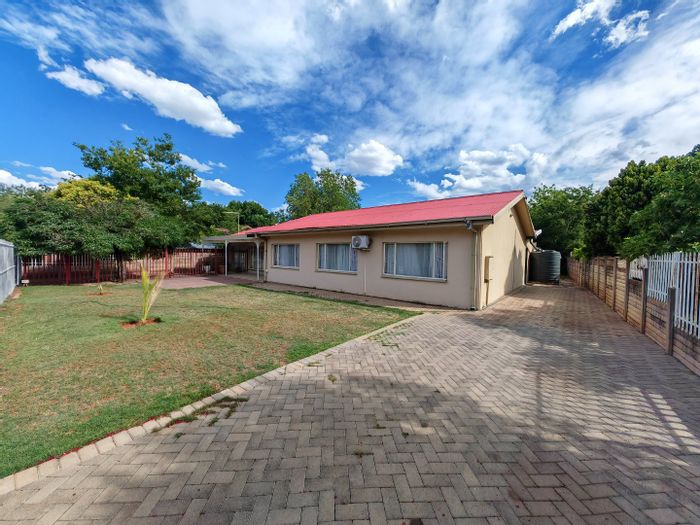 Fichardt Park House For Sale: Spacious living, entertainment room, and income-generating flats.