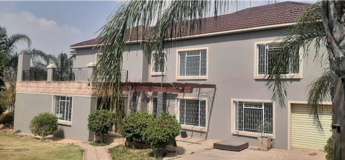 Heuwelsig Estate House To Rent: Spacious living, large garden, multiple balconies, and garage.