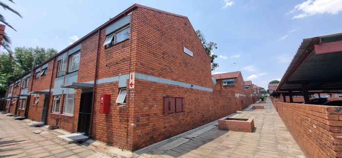 Georgetown Townhouse For Sale: 3 bedrooms, private garden, near shopping and schools.