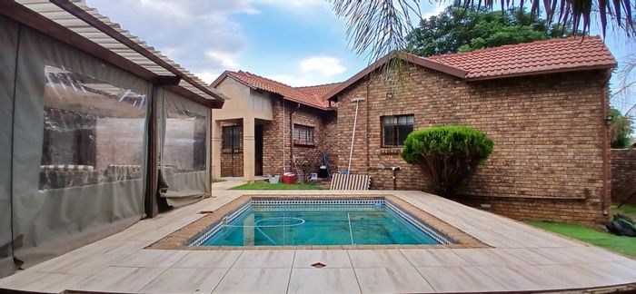 Heuweloord House For Sale: 3 bedrooms, pool, braai area, double garage, secure living.