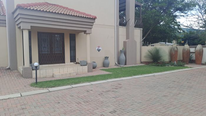 For Sale: Spacious Doringkruin house with 3 bedrooms, garden, and double garage.