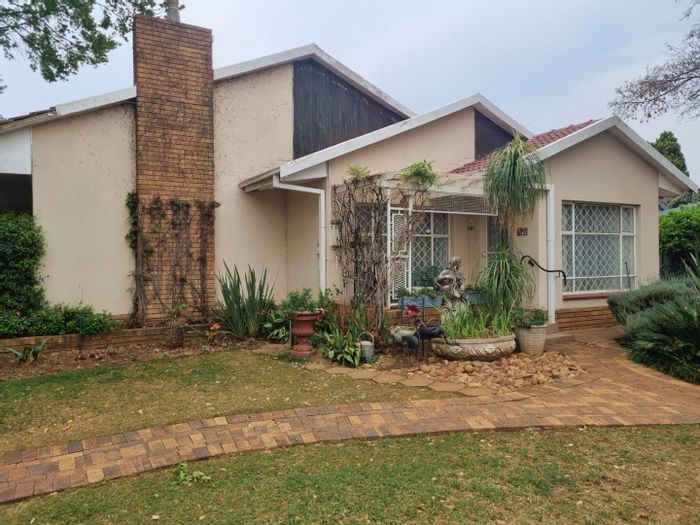 Flamwood House For Sale: 3 bedrooms, pool, double garage, garden, and studies.