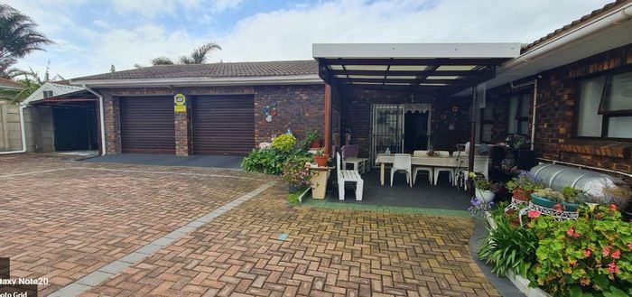 For Sale: House in Noorsekloof with 3 bedrooms, covered patio, and security features.