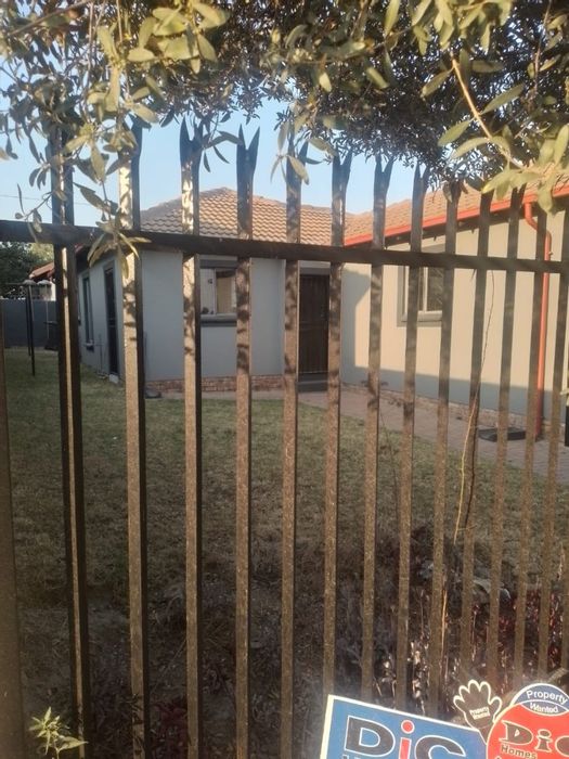 Free-standing house for sale in Olievenhoutbosch: 3 beds, 1 bath, garage.