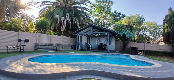 Heuweloord House To Rent: 3 bedrooms, pool, pet-friendly garden, double garage.