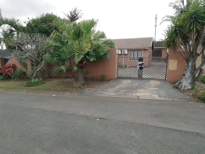 Three-bedroom house in Parkgate with double garage and serviced out room for sale.