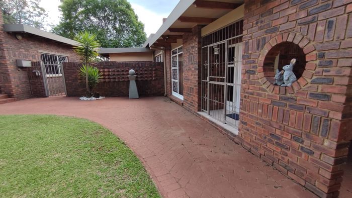 Eldoraigne House For Sale: 4 bedrooms, pool, borehole, ample parking, entertainment areas.