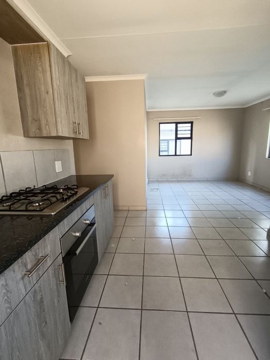 Spacious Summerset Townhouse For Sale: 3 Bedrooms, Outdoor Play Area, Great Location.