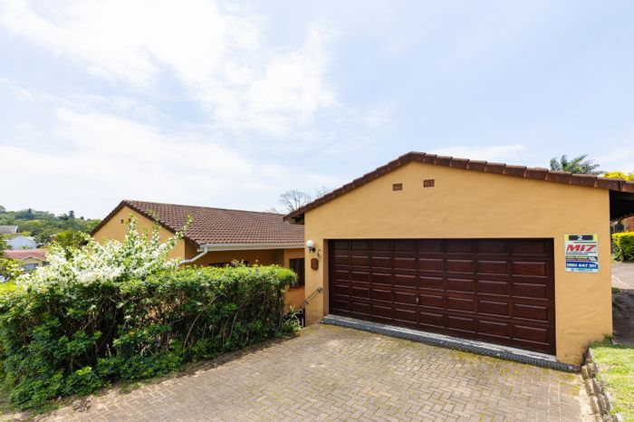 For Sale: Umtentweni Townhouse with 3 bedrooms, garage, security, and pet-friendly option.