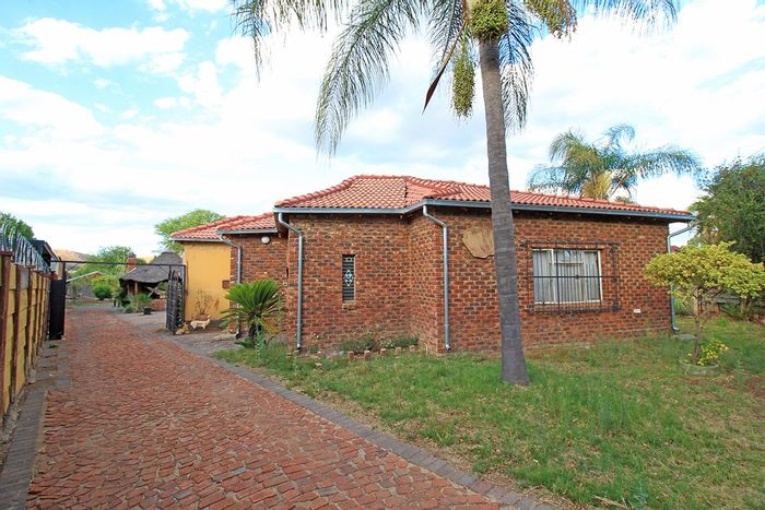 Claremont House For Sale: Spacious home with garden, borehole, and study.