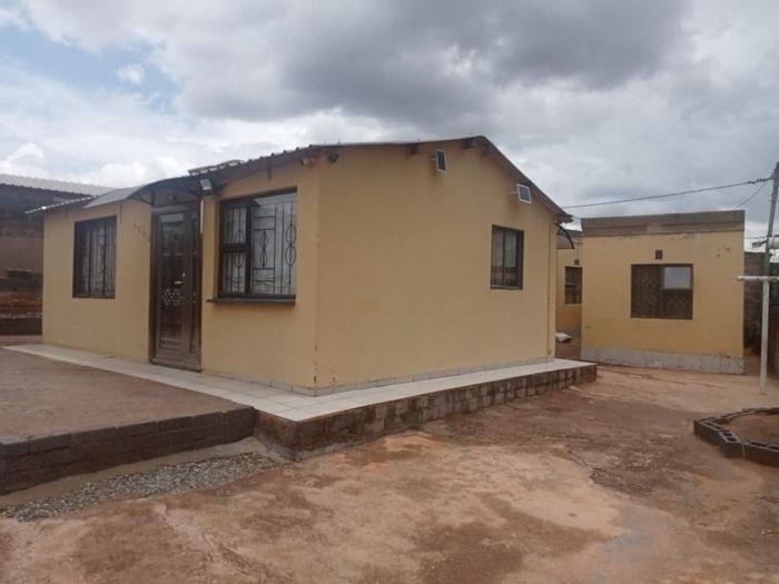 For Sale: House in Orange Farm with 2 bedrooms and 3 rental flatlets.