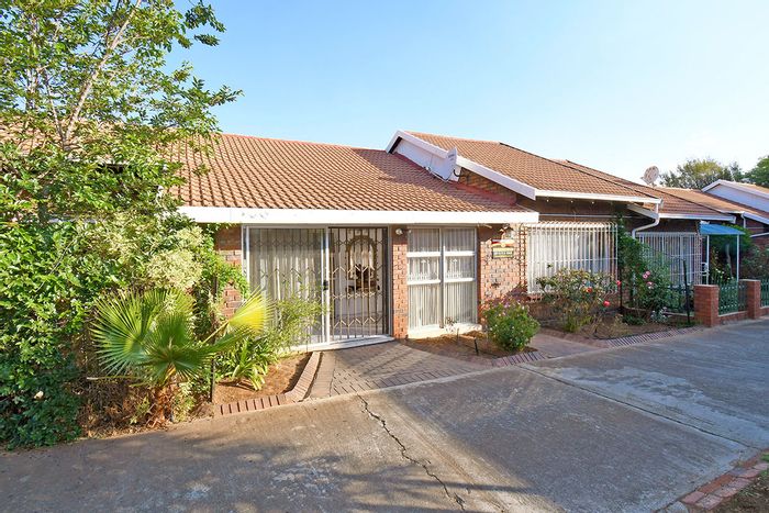 For Sale: Townhouse in Boksburg South with 3 bedrooms, pet-friendly, and communal play area.